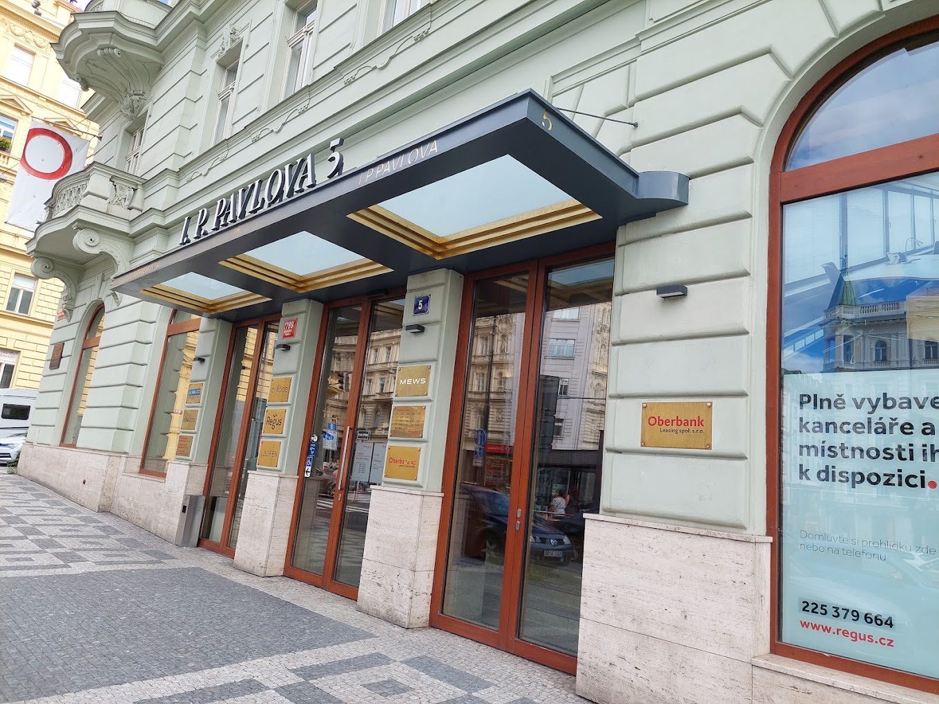 Entrance at I.P. Pavlova 5